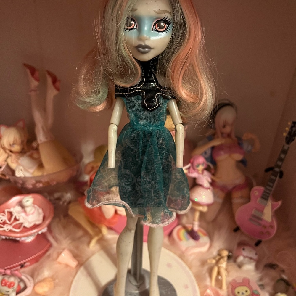 (Message to buy!) Rare Monster High Haunted Rochelle doll!